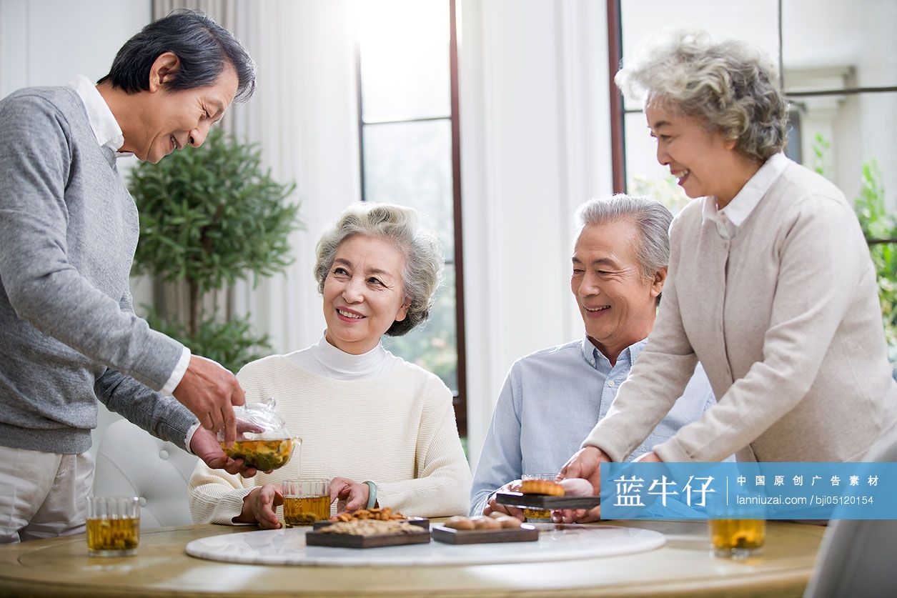 快乐的老年人喝茶聊天