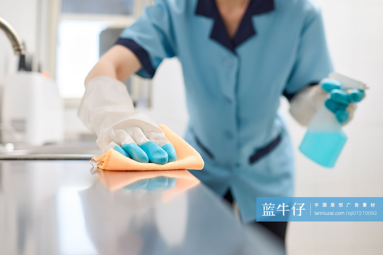 清洁工打扫厨房卫生