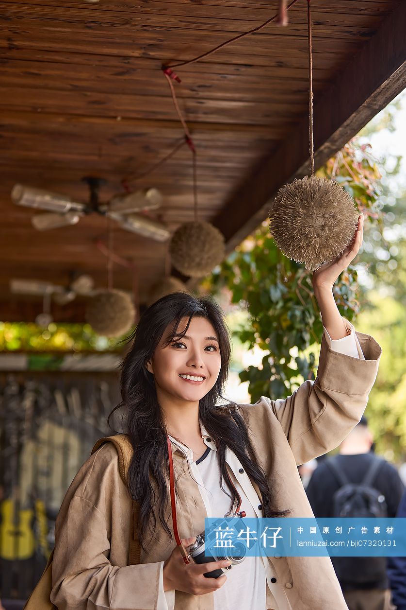 快乐的年轻女性在北京旅游