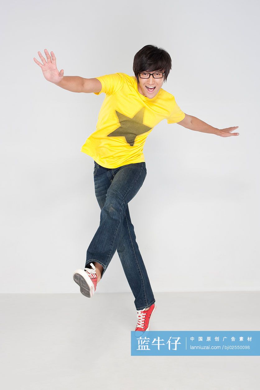 青年男子跳跃