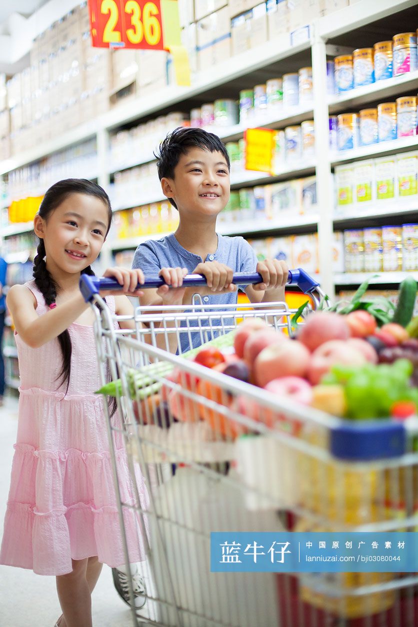 小孩在超市购物