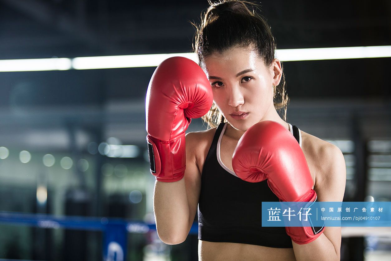 女拳击手在擂台上训练