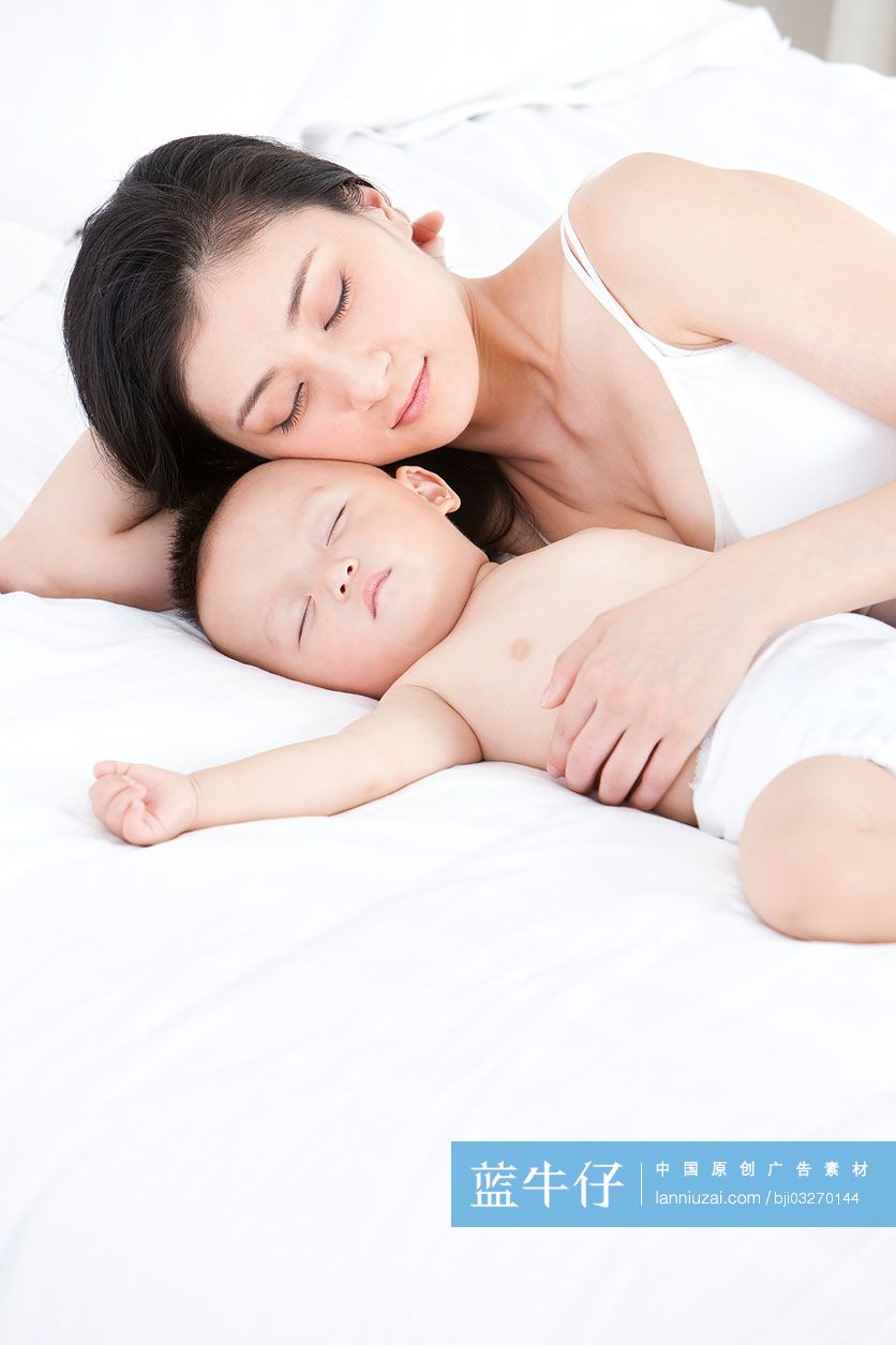熟睡的母亲和宝宝