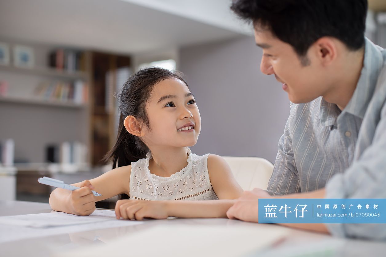爸爸辅导女儿写作业