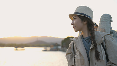 年轻女子在颐和园旅游