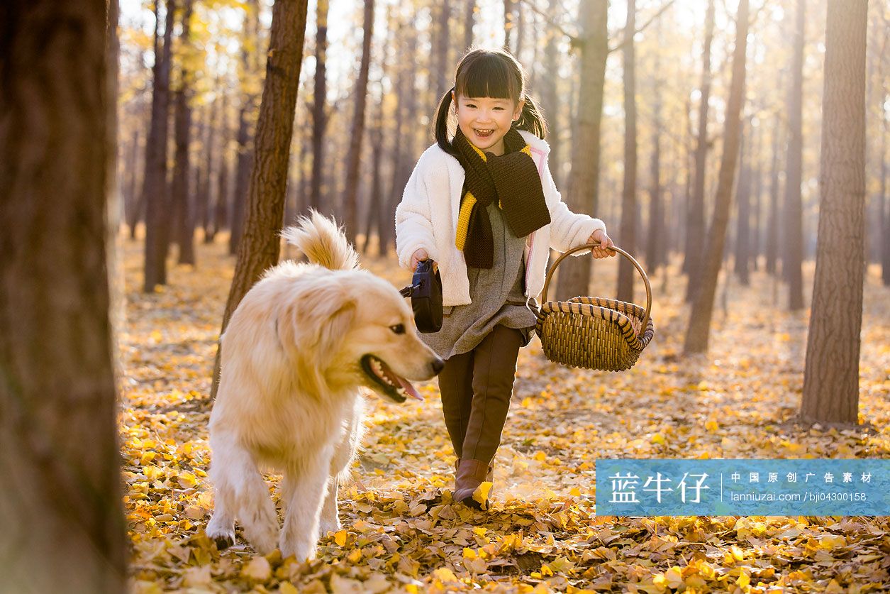 小女孩拎着篮子在树林里遛狗