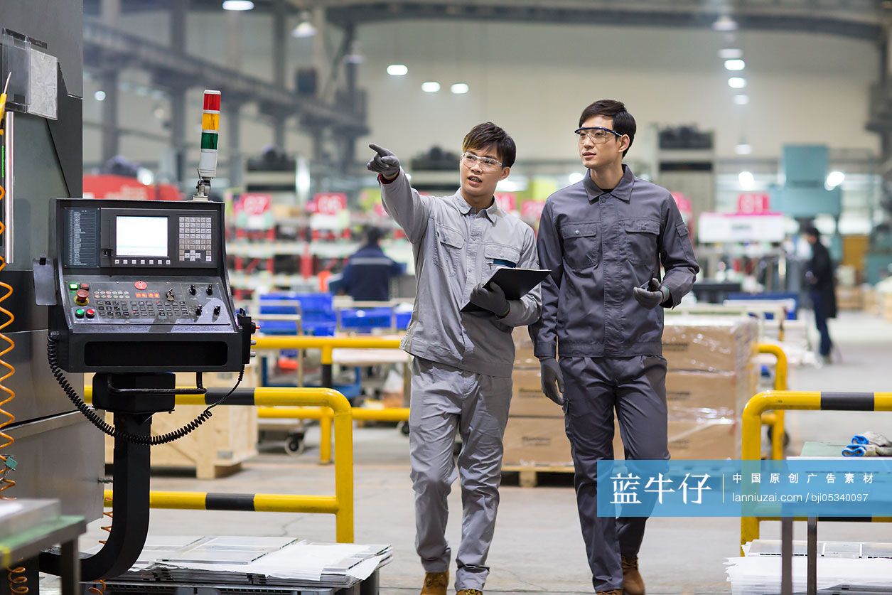 自信的工程师在工厂讨论工作