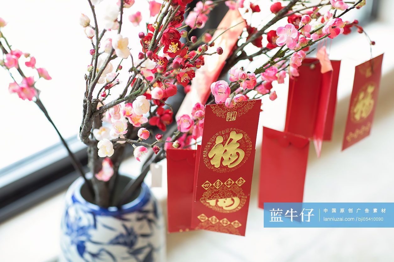 挂在梅花枝上的红包
