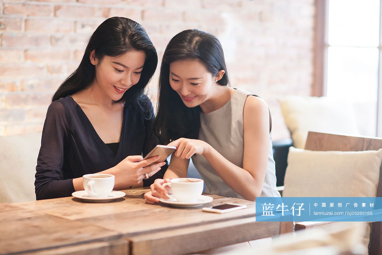闺蜜在咖啡馆喝咖啡