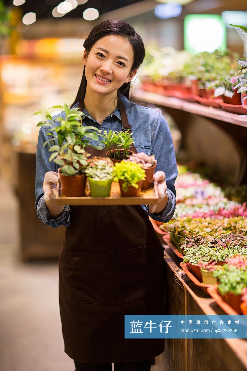 年轻女子在花店里工作