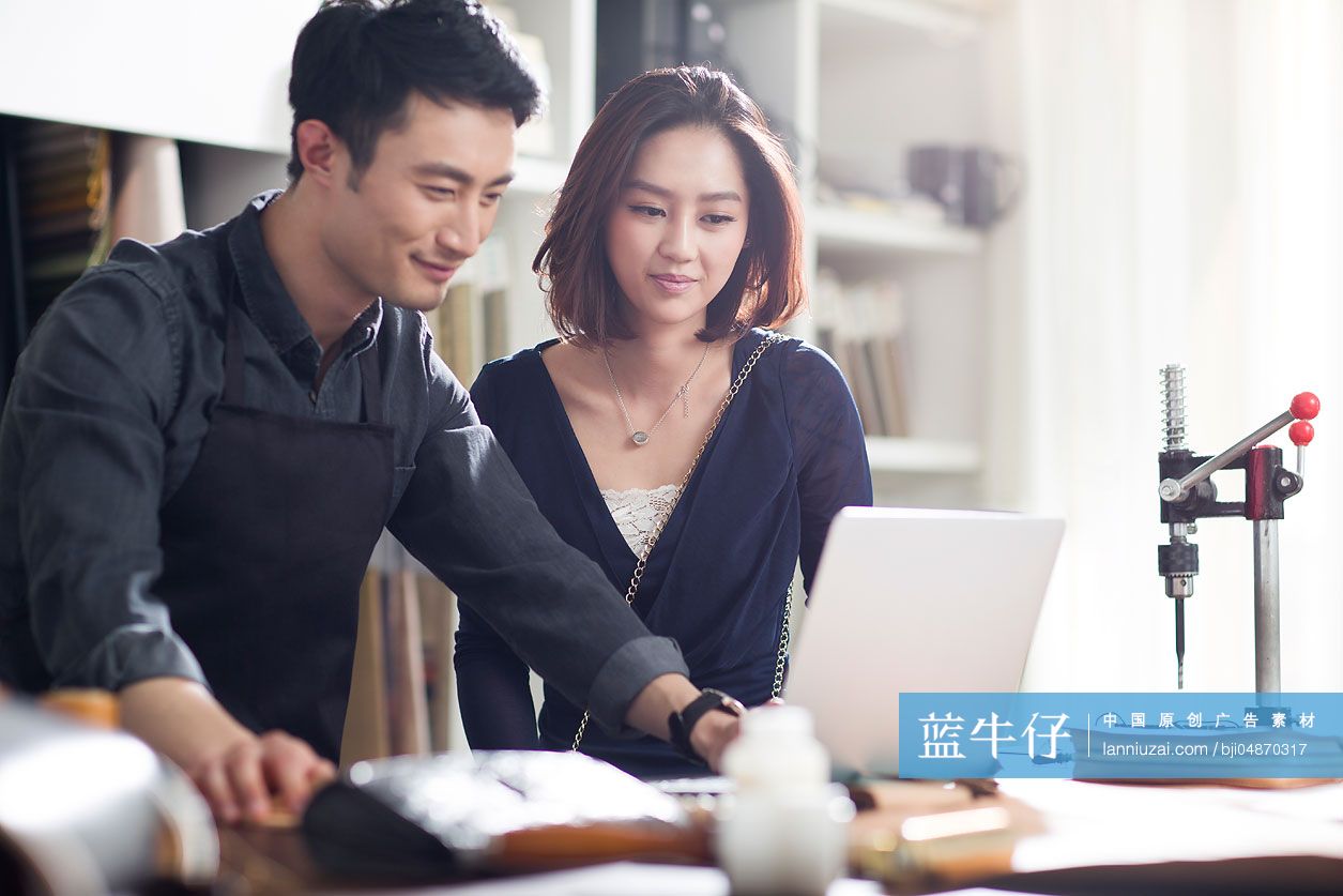 皮包手工制作师和顾客在工作室谈论