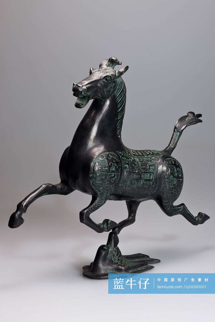 青铜马雕塑