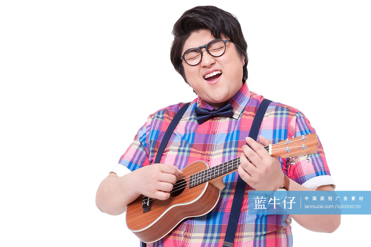 胖子弹小吉他唱歌