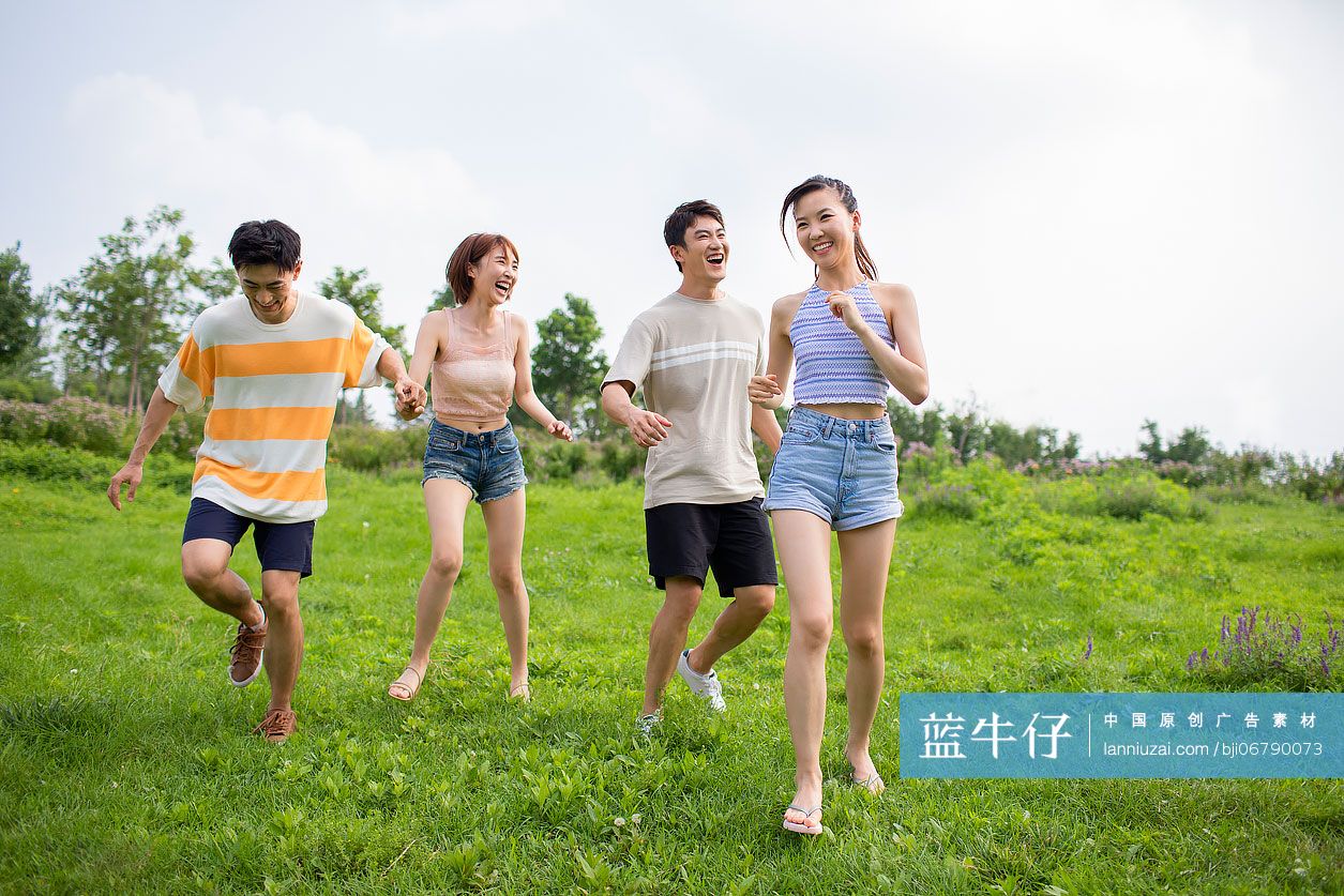 快乐的年轻人在公园嬉闹