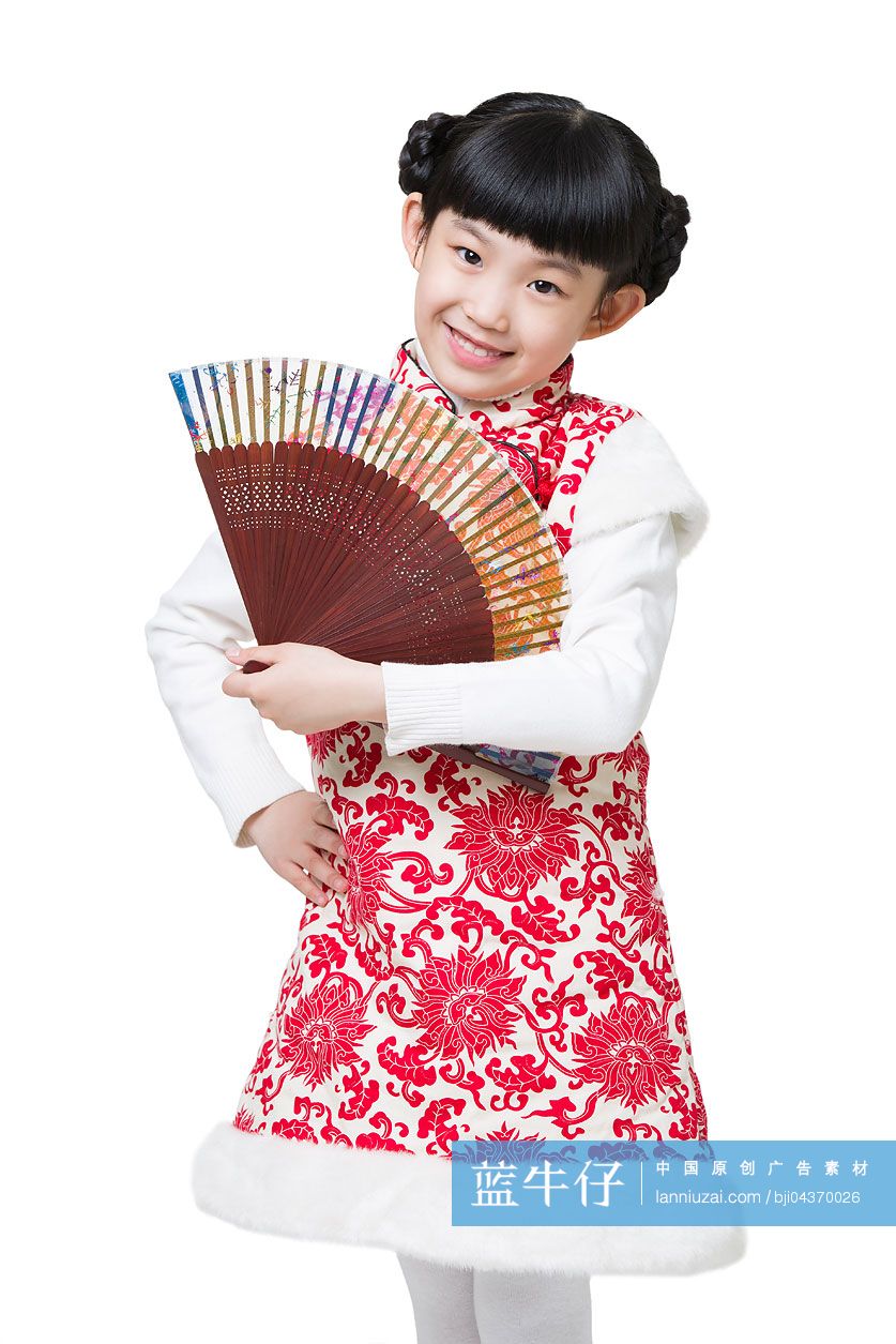 快乐的小女孩拿着一把折扇