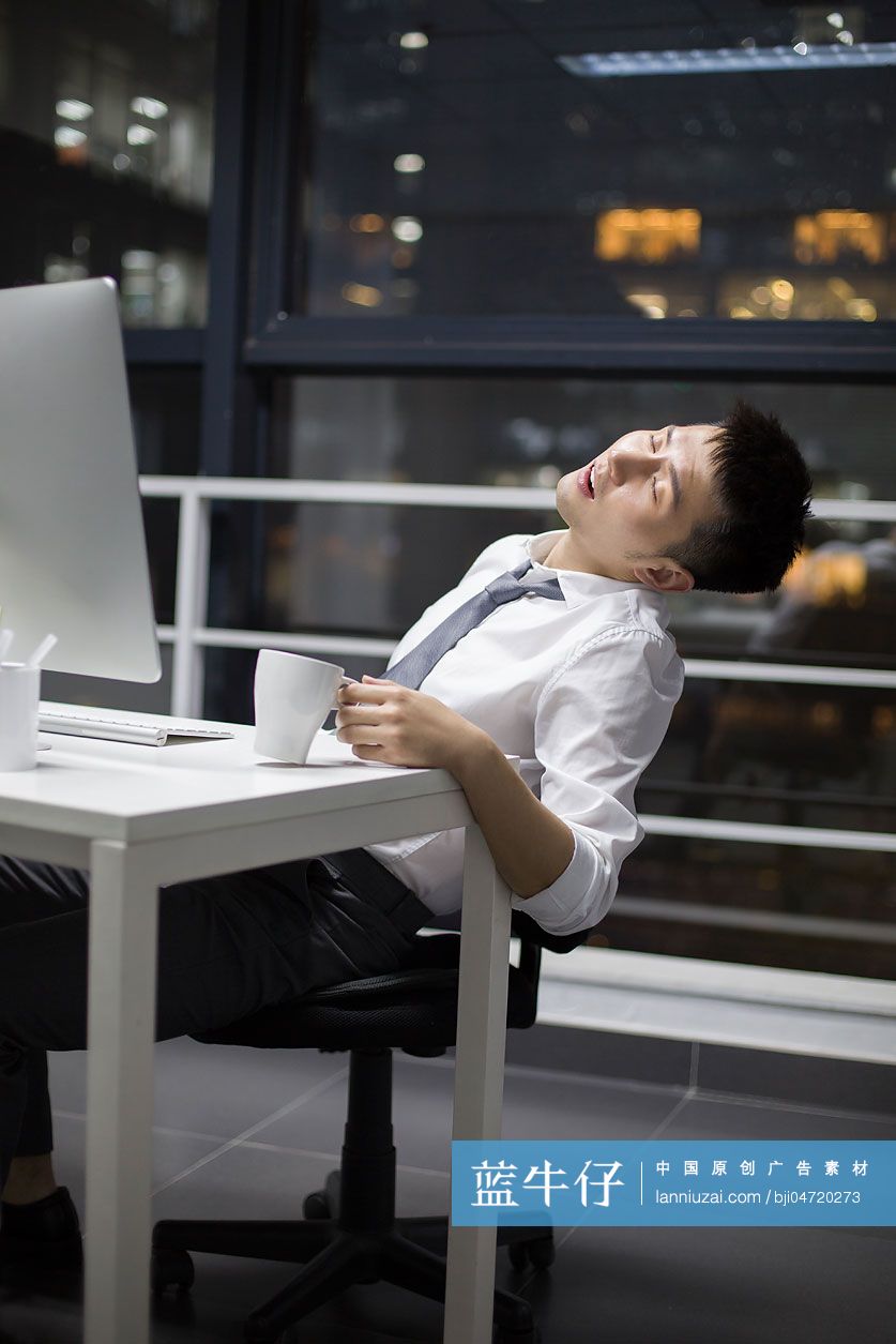 商务男士在办公室加班