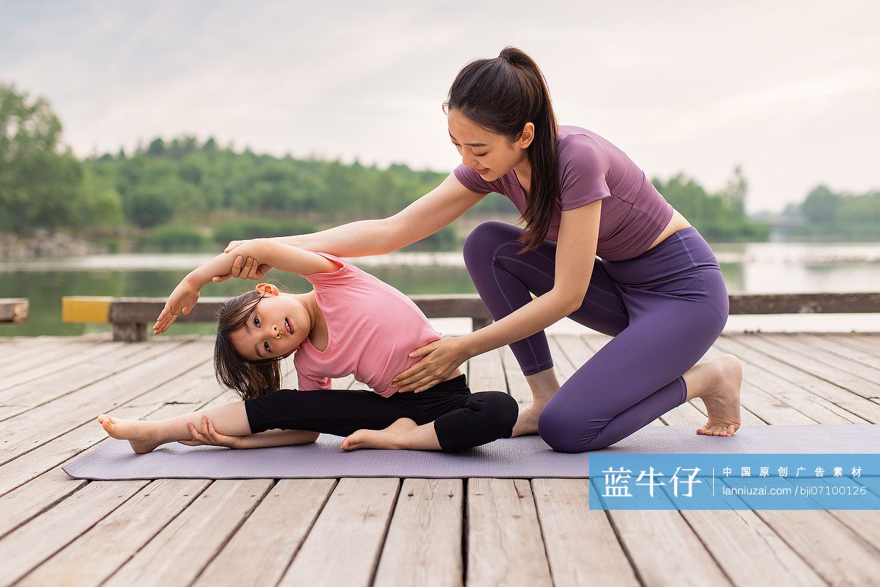 妈妈和女儿做瑜伽