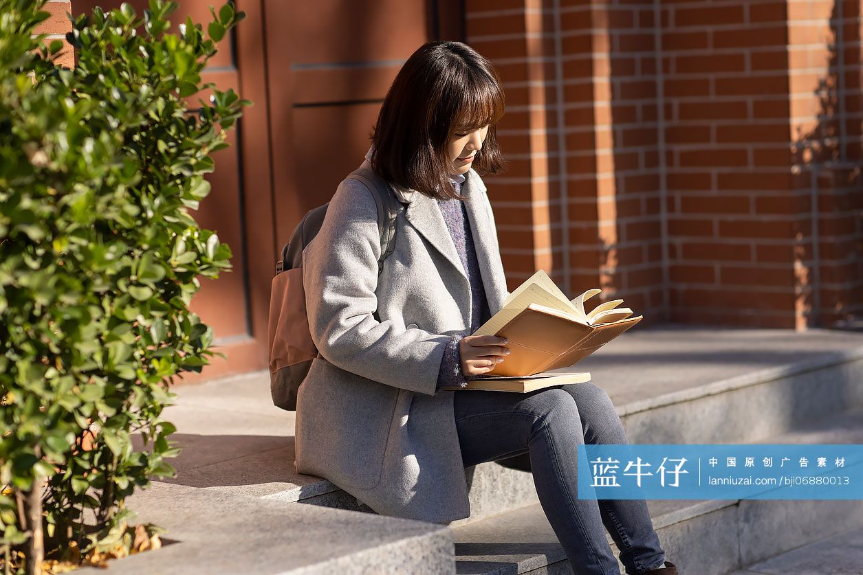 大学生在校园里看书