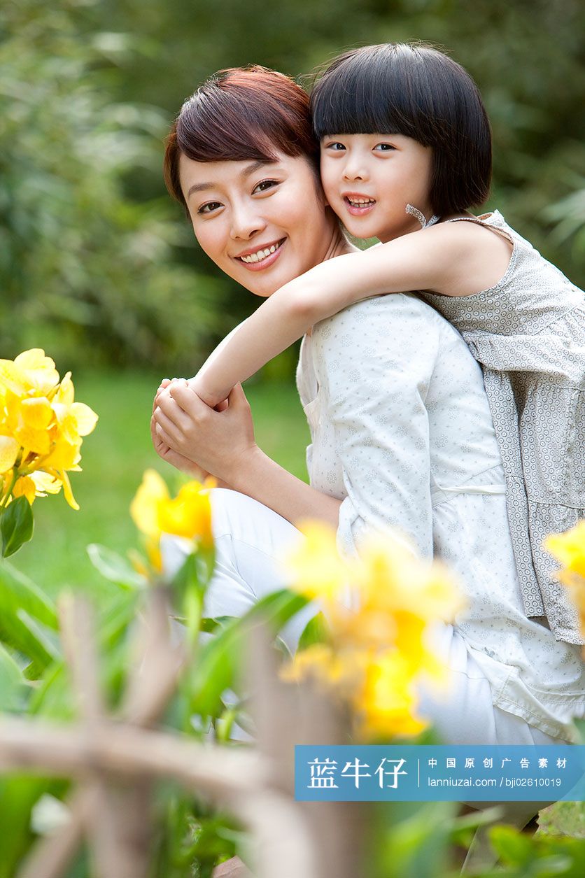 母女在花园蓝牛仔影像中国原创广告影像素材