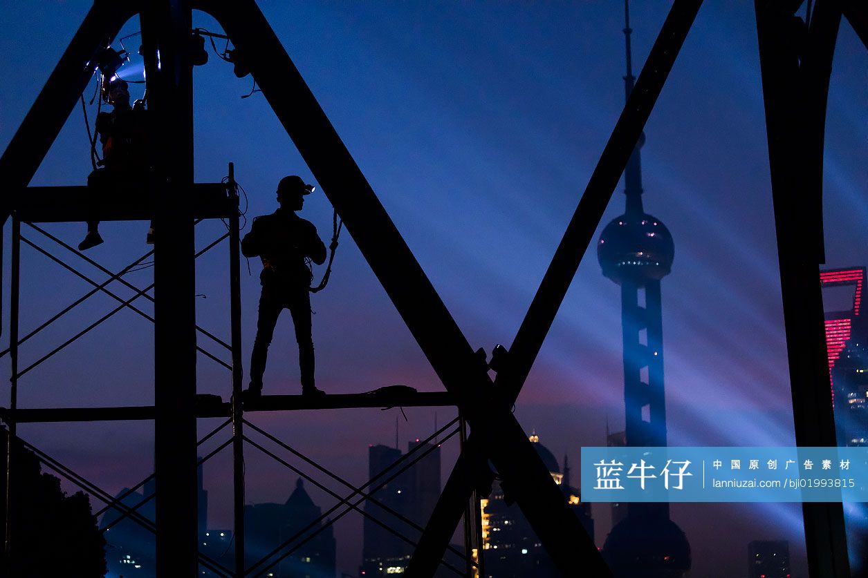 夜幕下的修理工