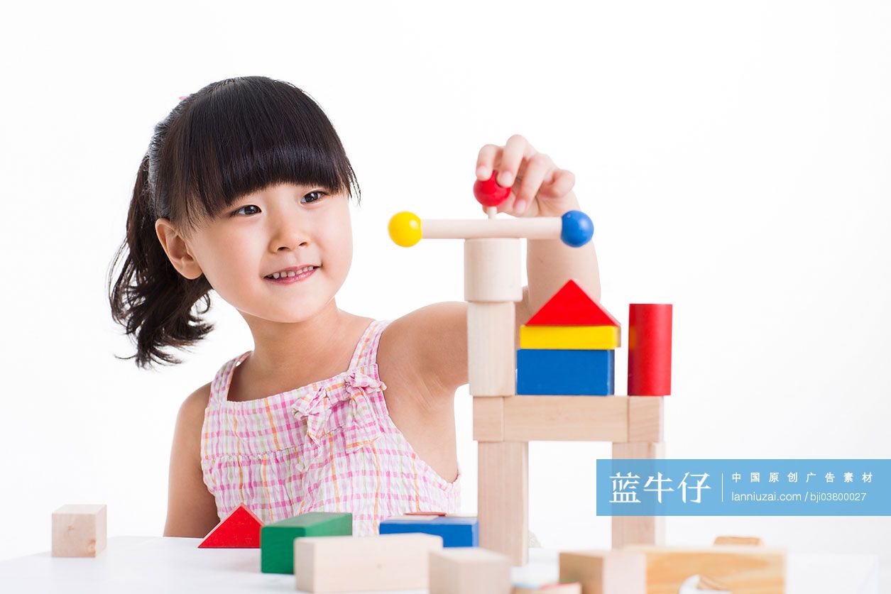 小女孩搭积木