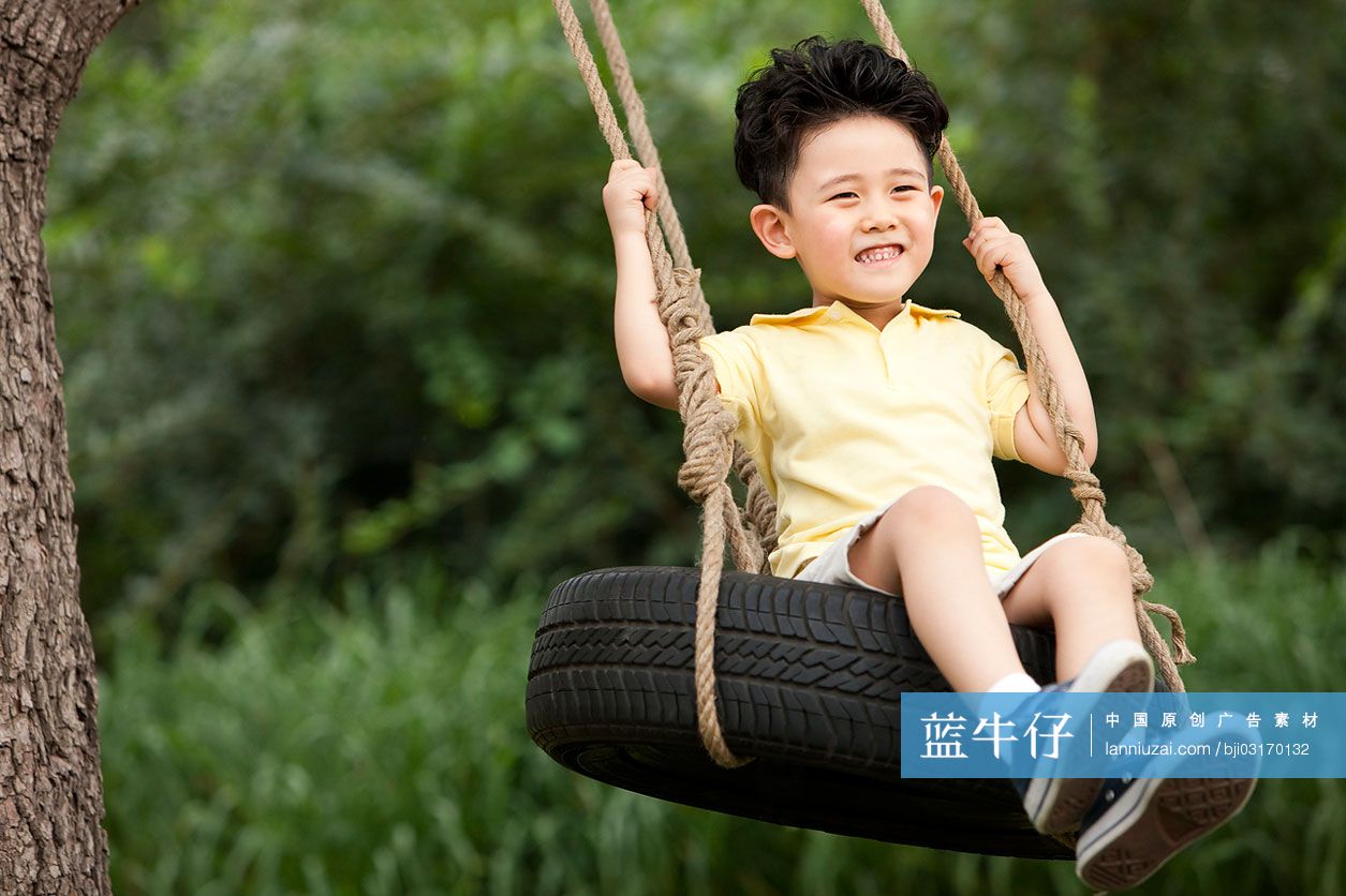 快乐小男孩荡秋千