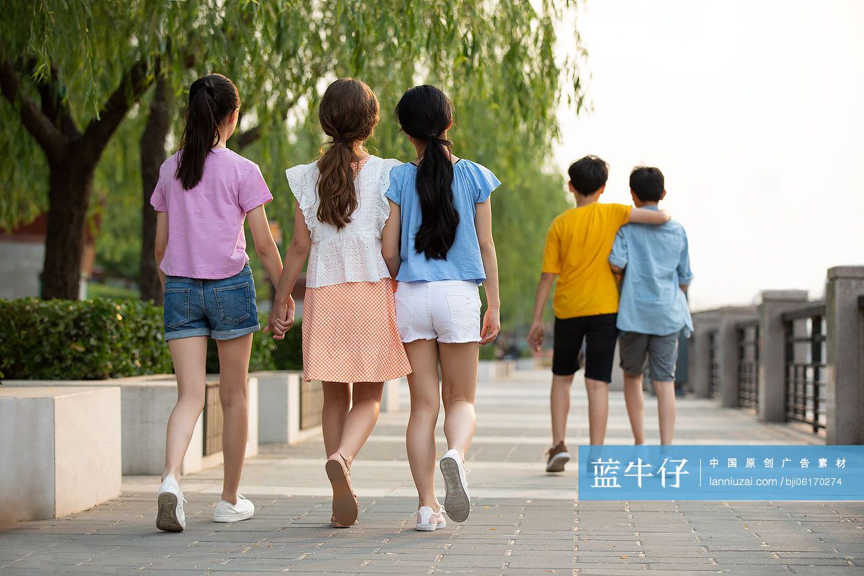 青少年在公园玩耍