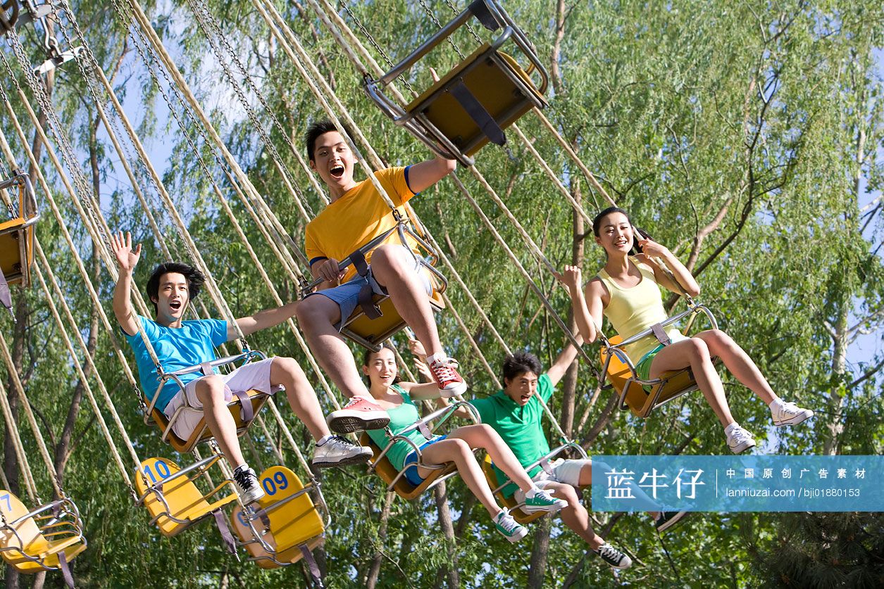 年青人公园荡秋千