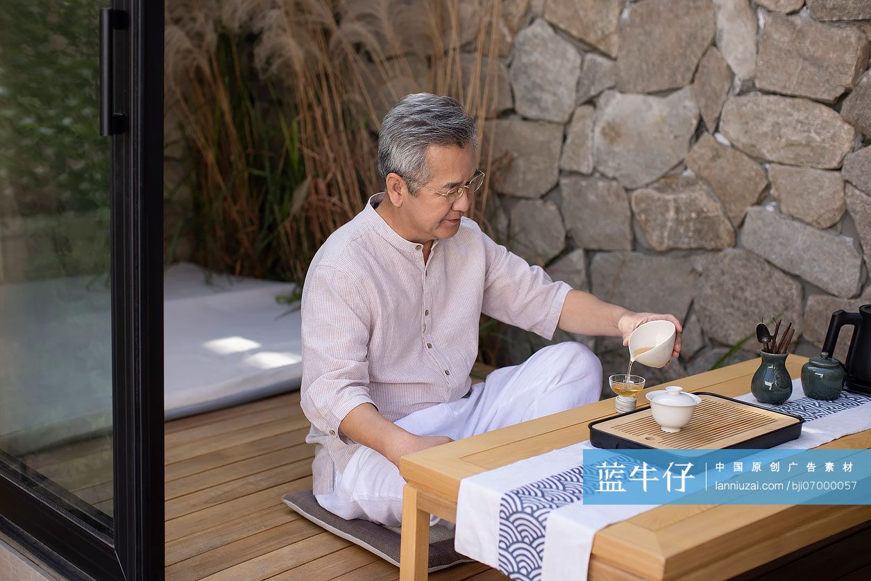 老年男子在茶室里品茶-蓝牛仔影像-中国原创广告影像素材