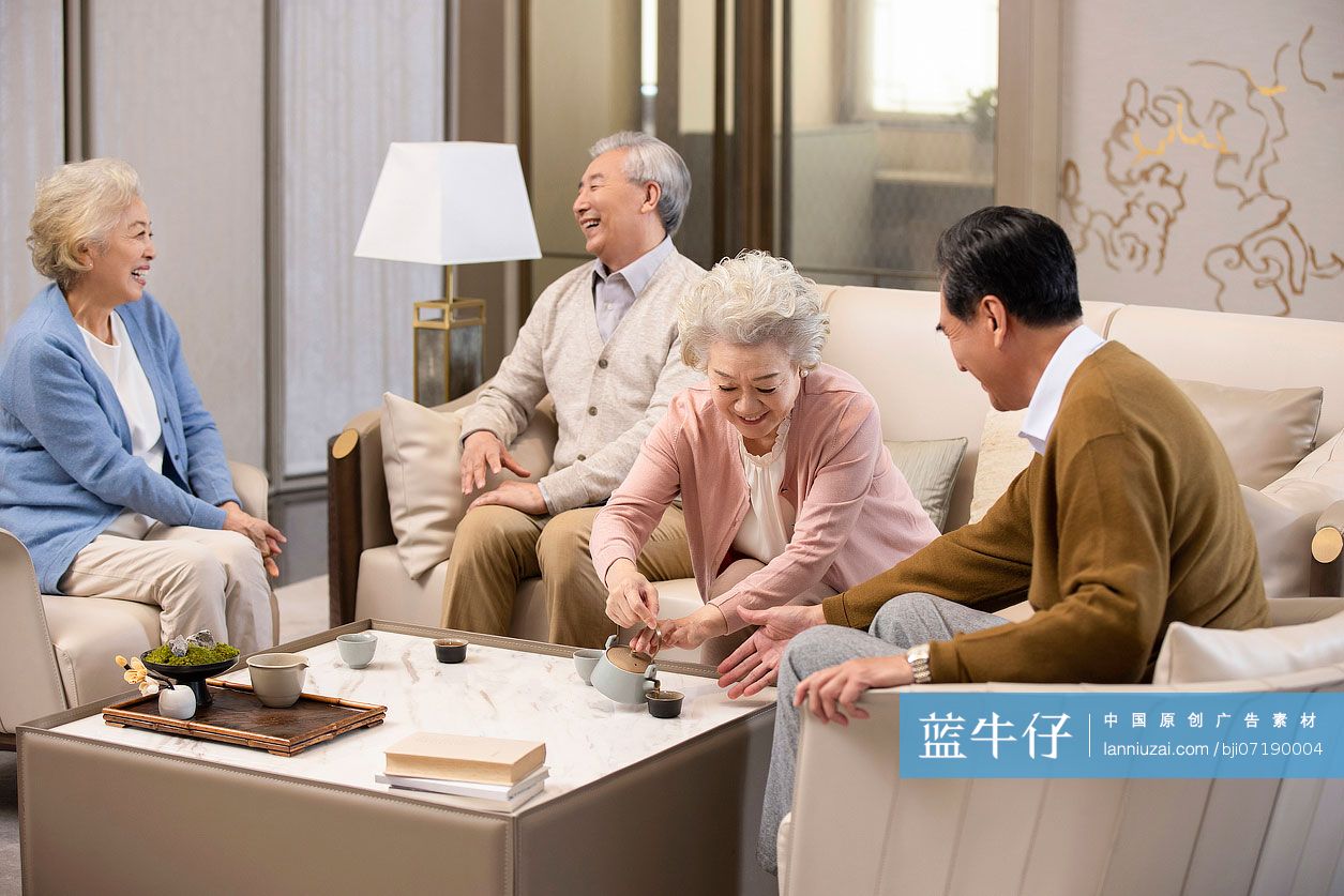 老年朋友们一起聊天