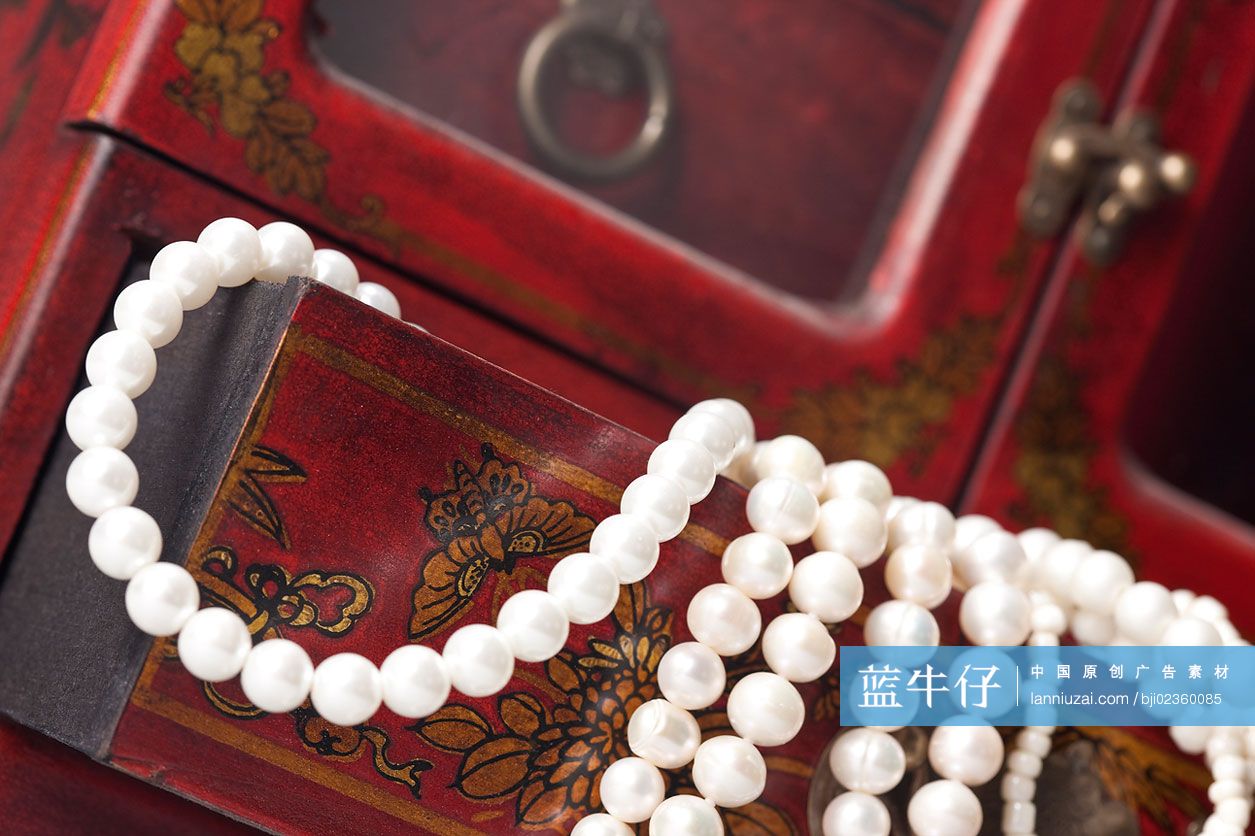 古典首饰盒和珠宝