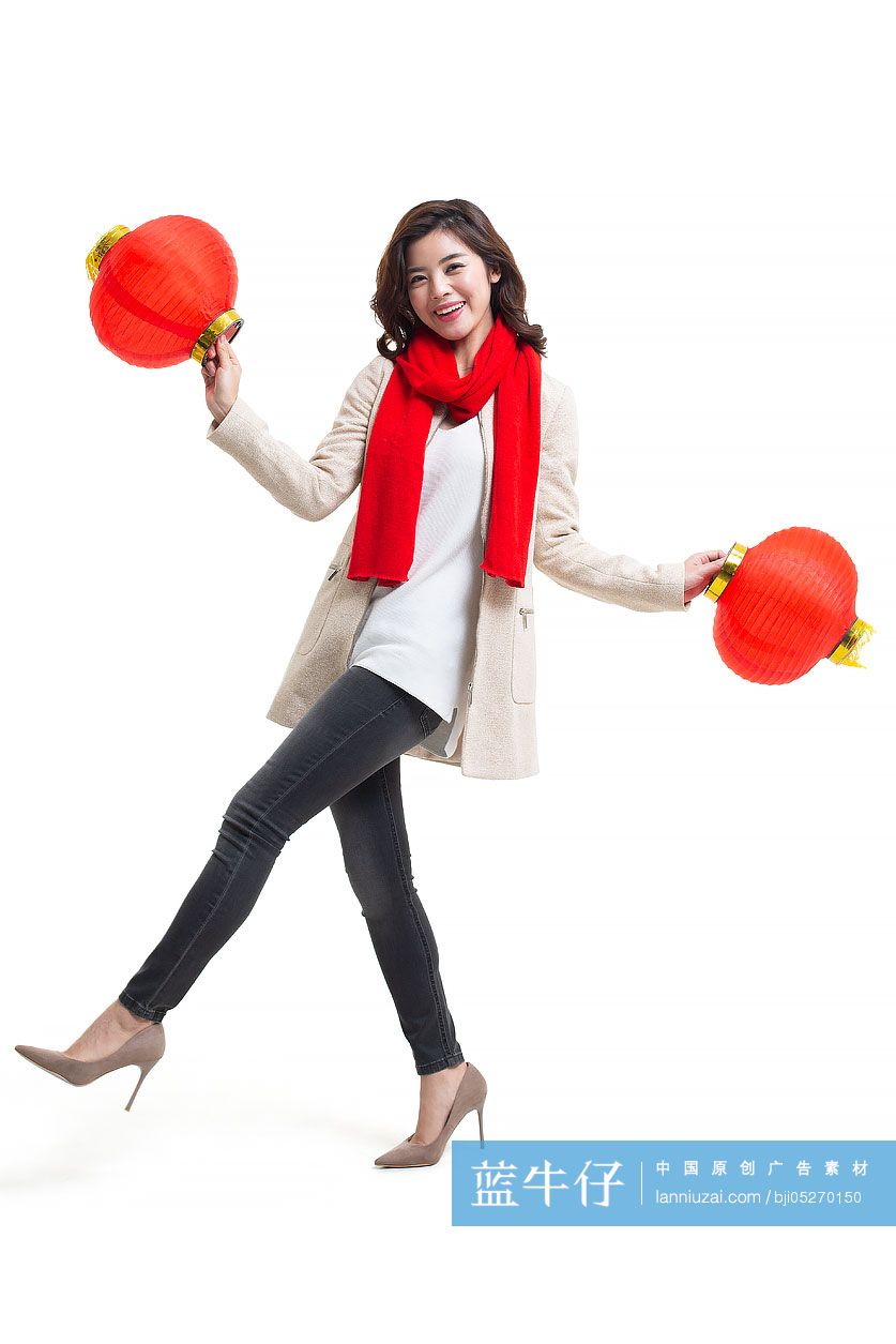 快乐的年轻女士拿着灯笼