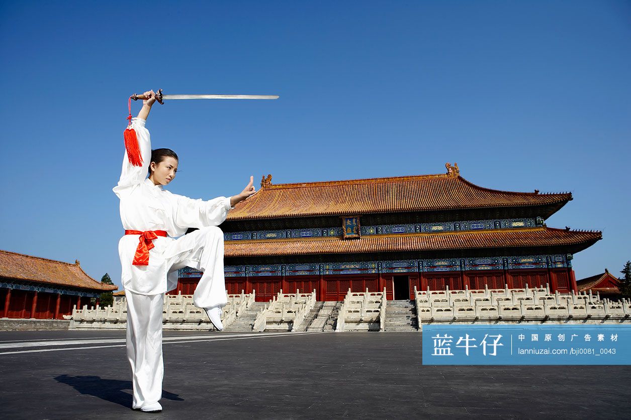 年轻女子在太庙内舞剑
