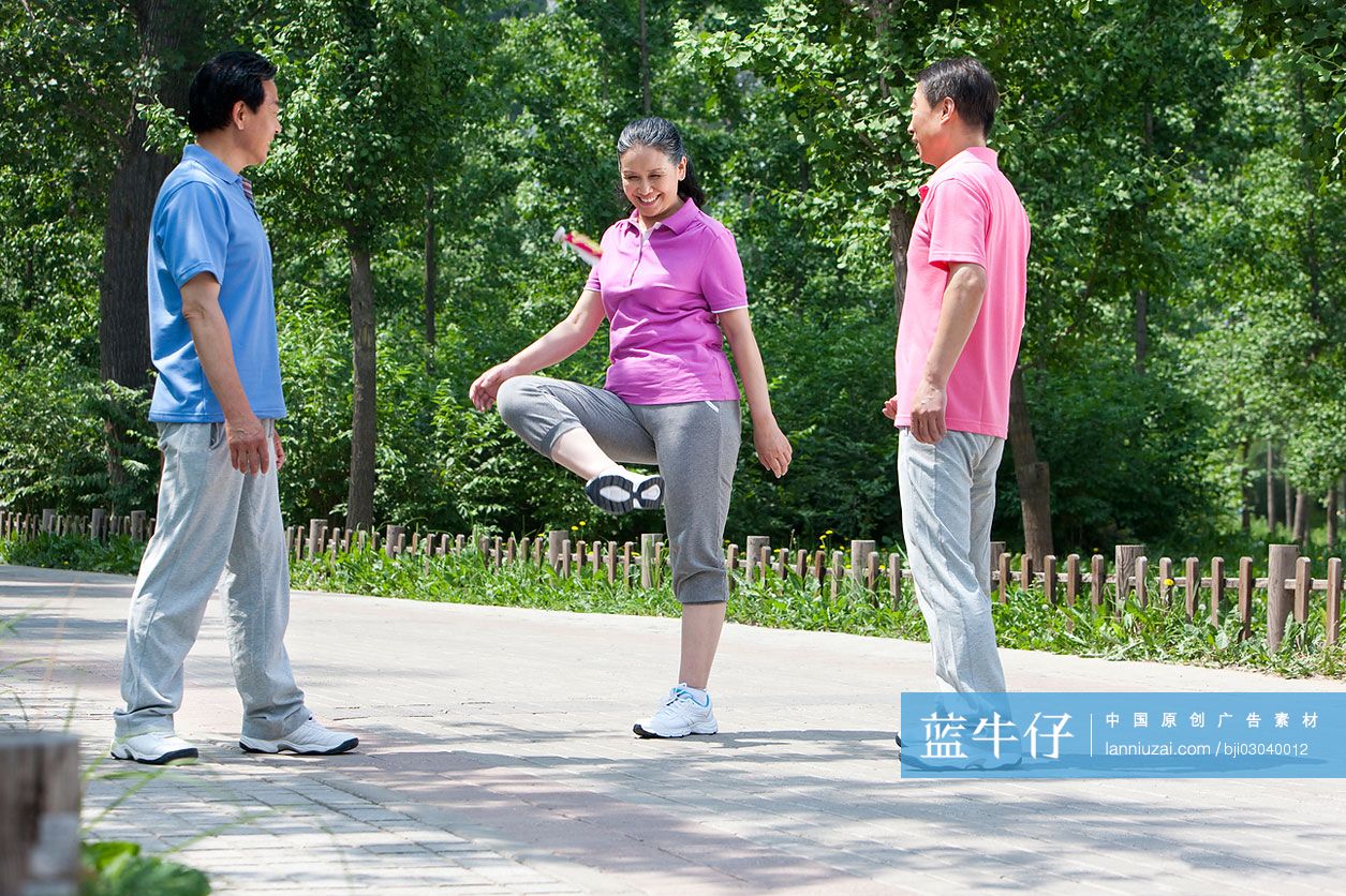 老年人公园内踢毽子