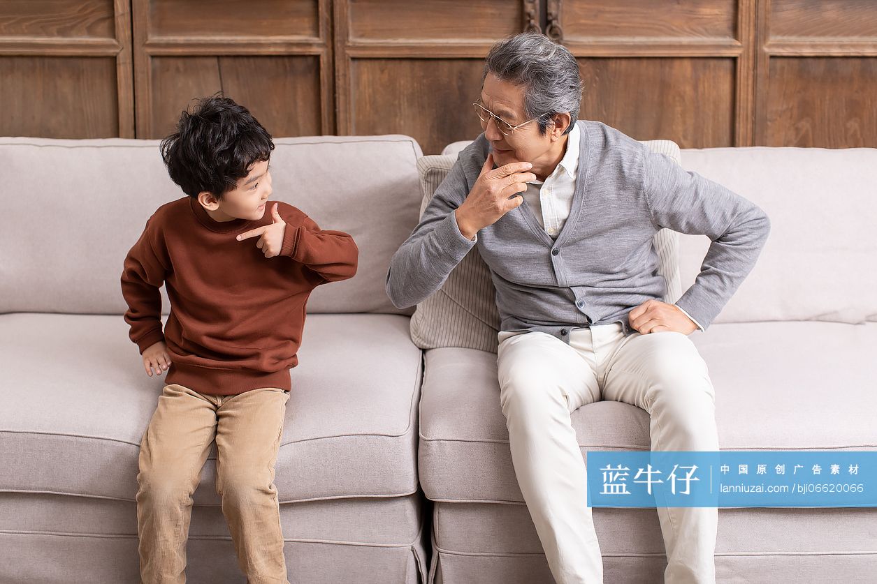 爷爷和孙子一起玩闹