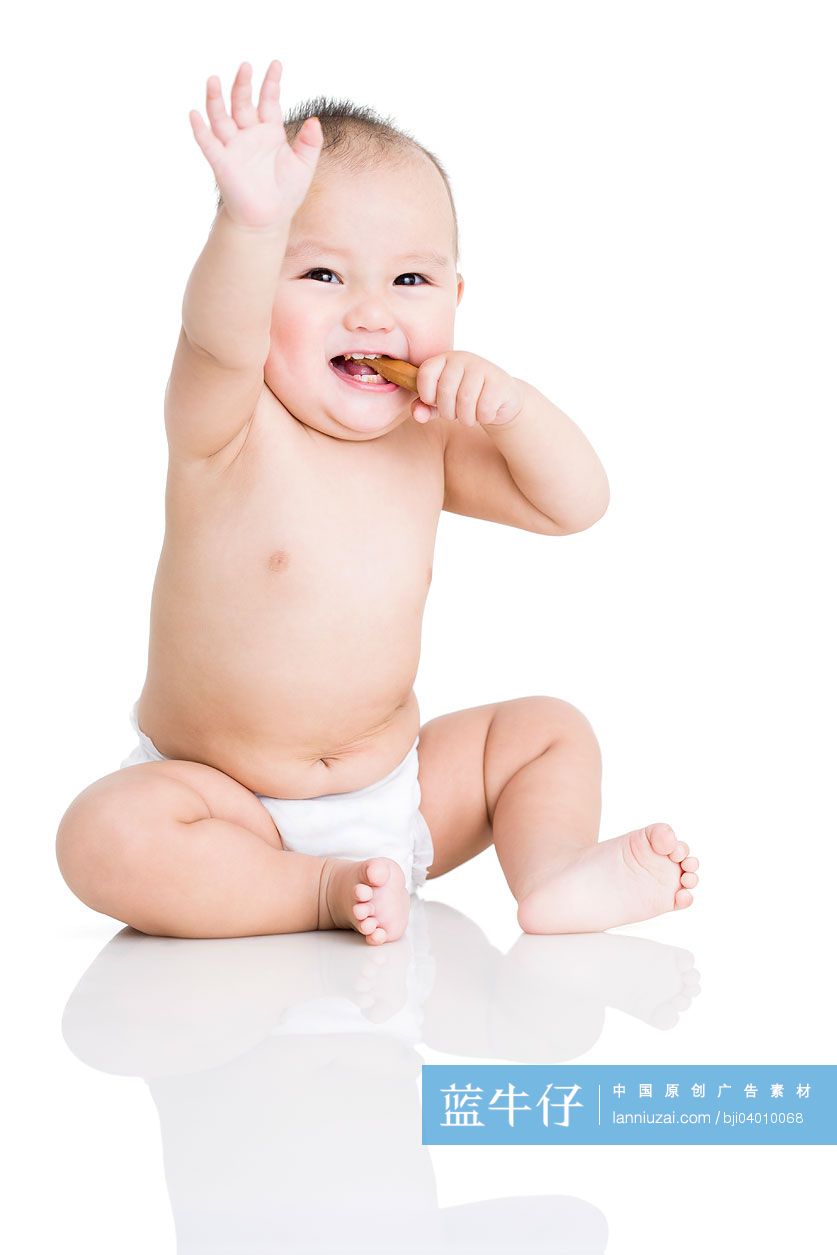 可爱的男婴吃东西