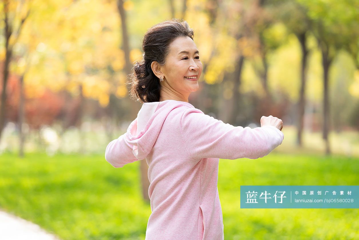开心的年轻情侣在公园锻炼身体-蓝牛仔影像-中国原创广告影像素材