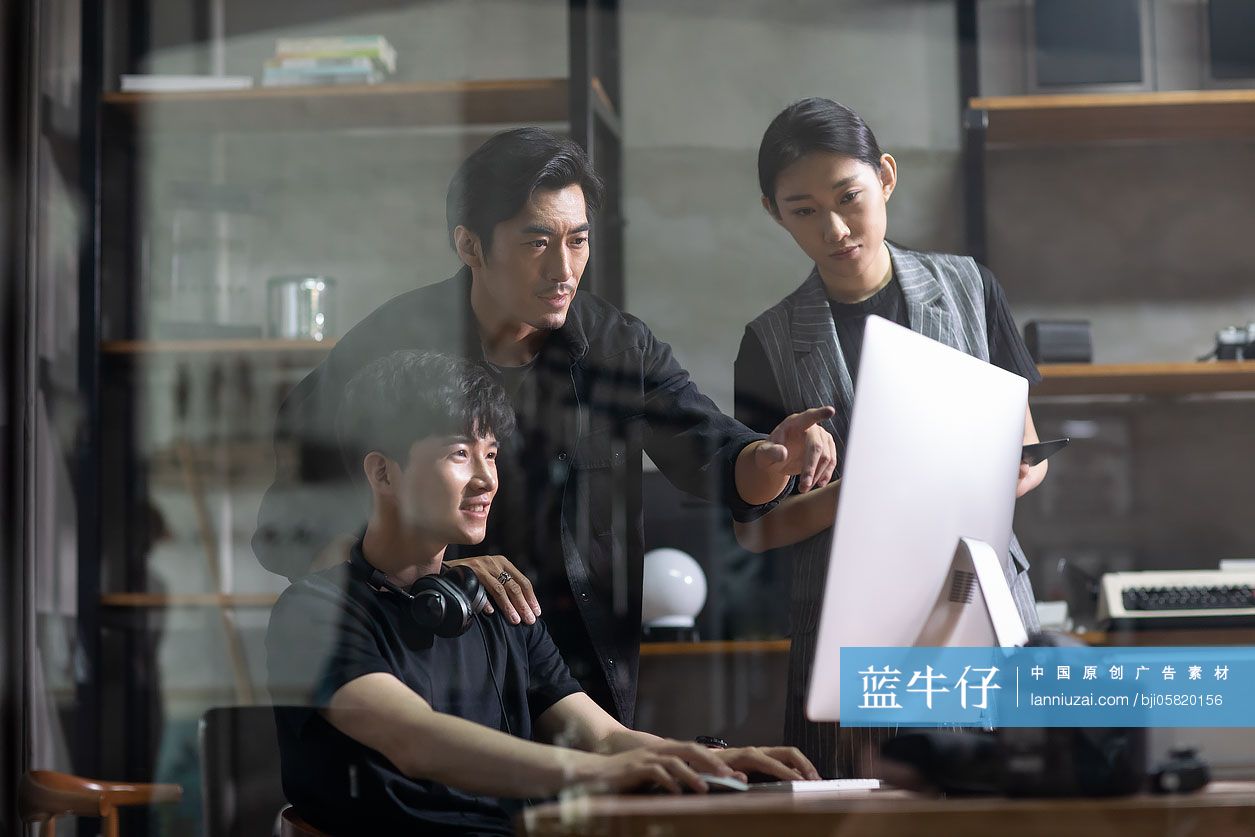 摄影师们在工作室工作