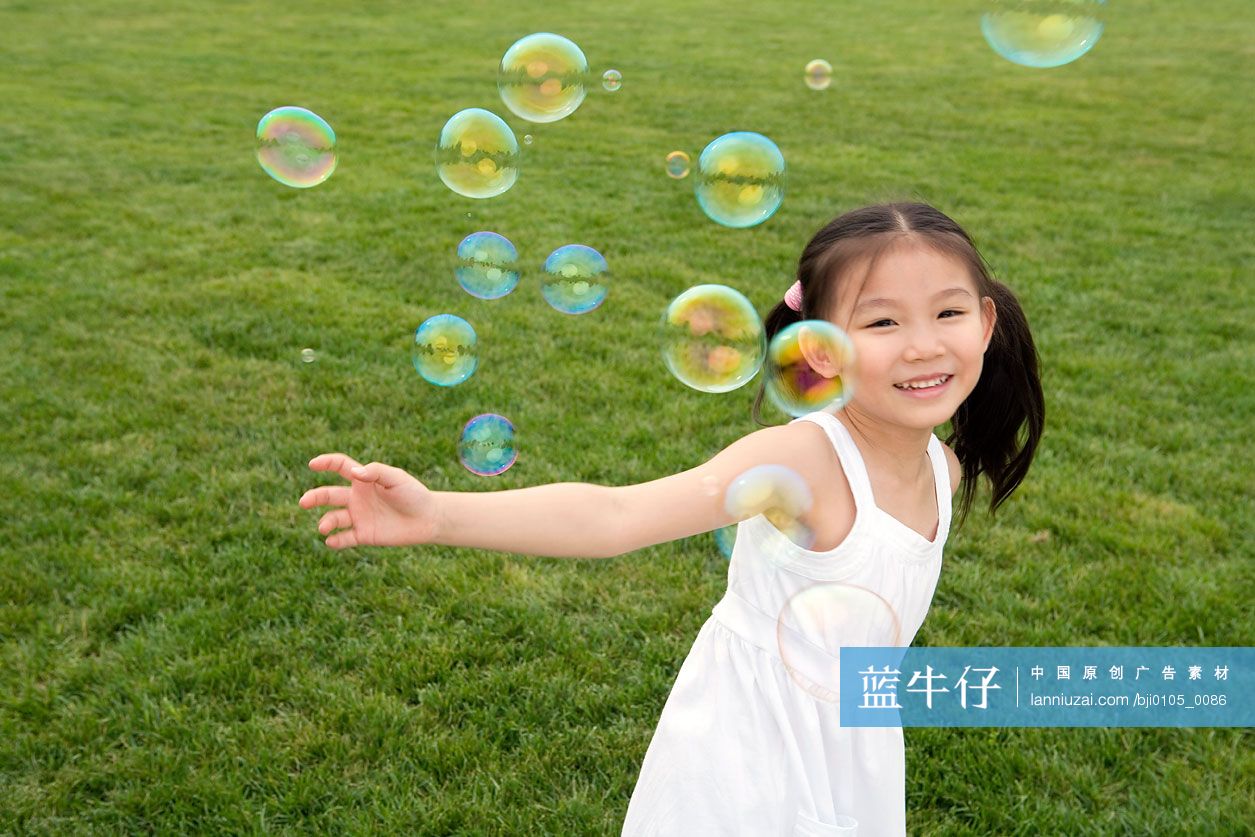 小女孩和泡泡