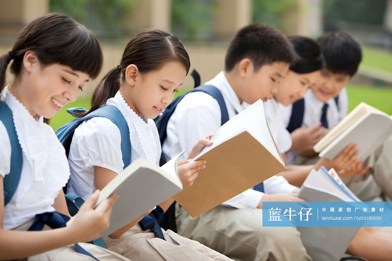 小学生在校园里认真读书