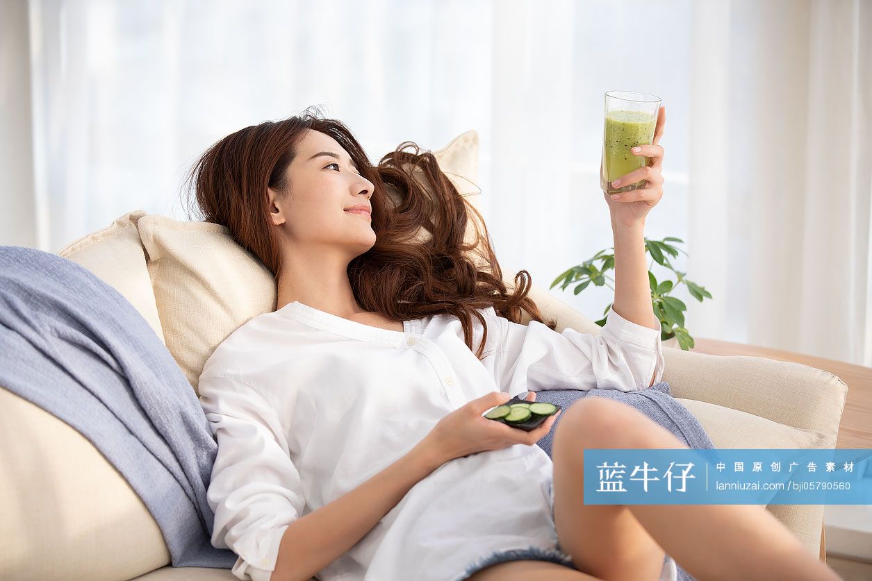 年轻女士喝果汁