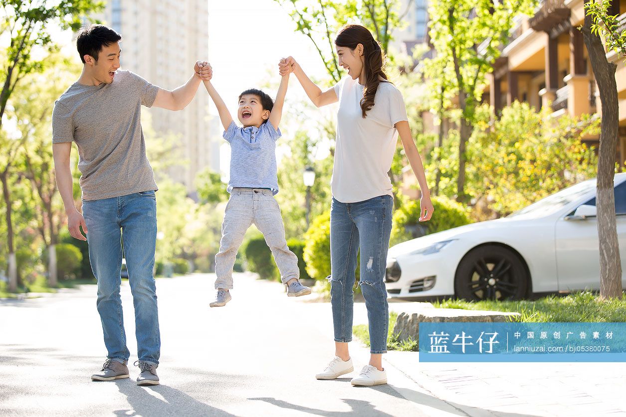 快乐的年轻家庭在户外玩耍