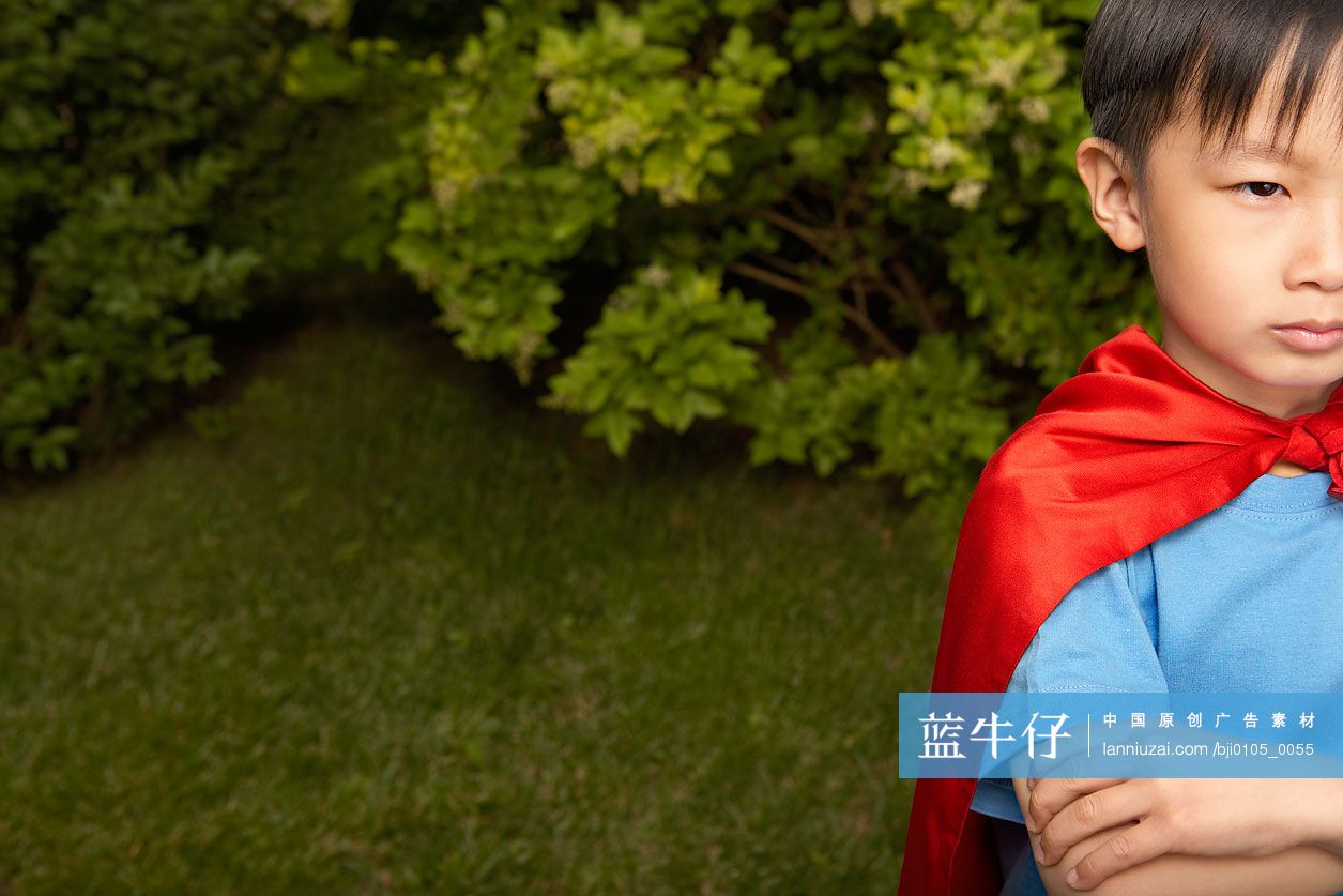 小男孩模仿超人