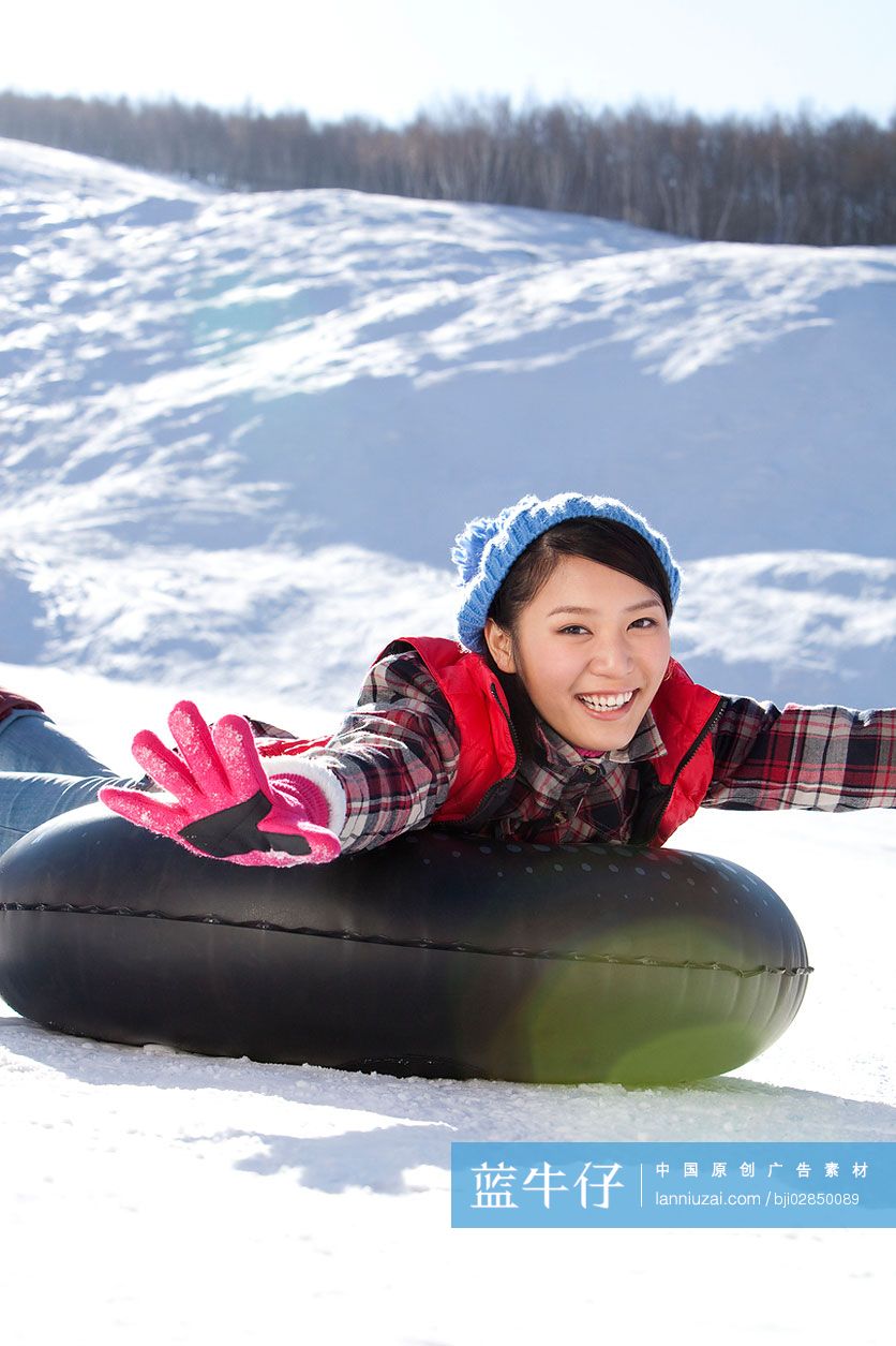 时尚青年女子在滑雪场玩耍