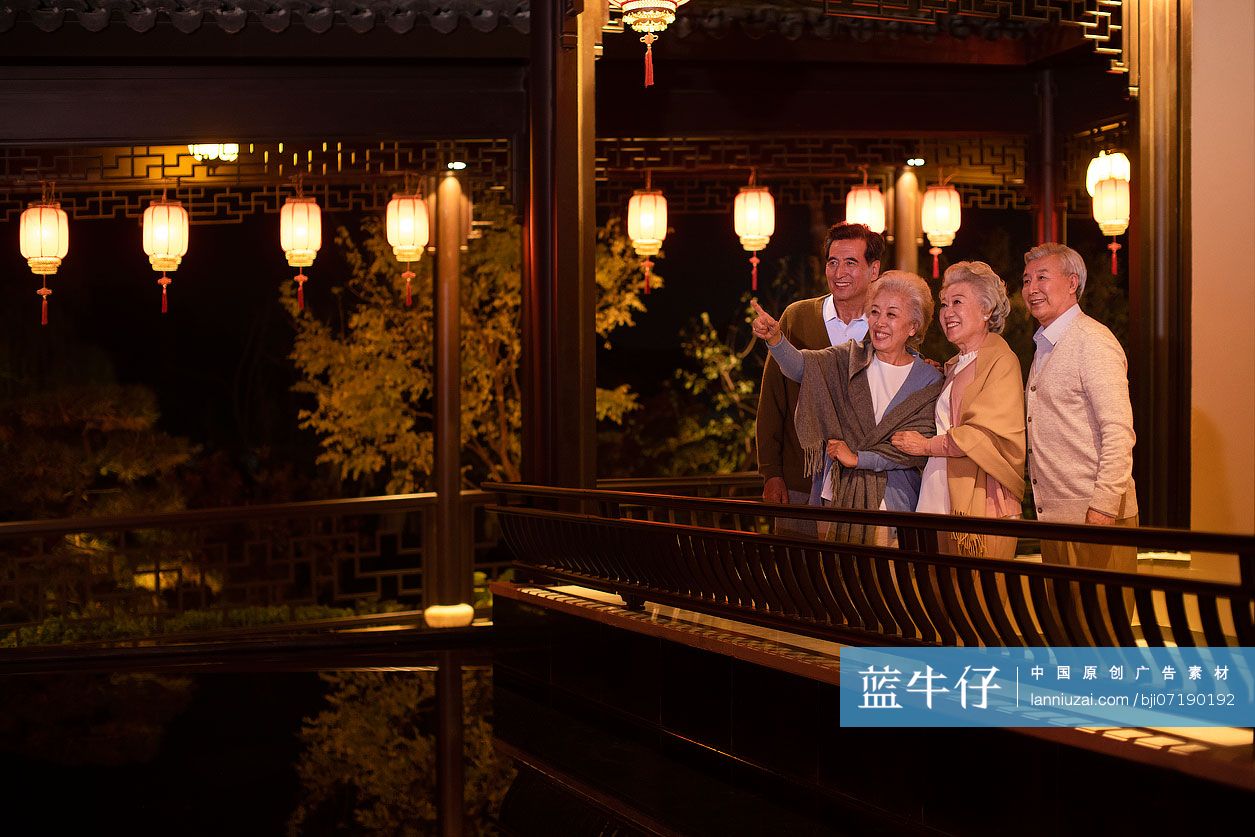 老年朋友晚上逛公园