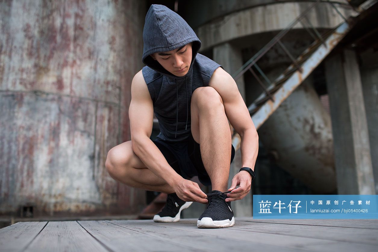 年轻男子系鞋带