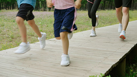 快乐一家人公园跑步