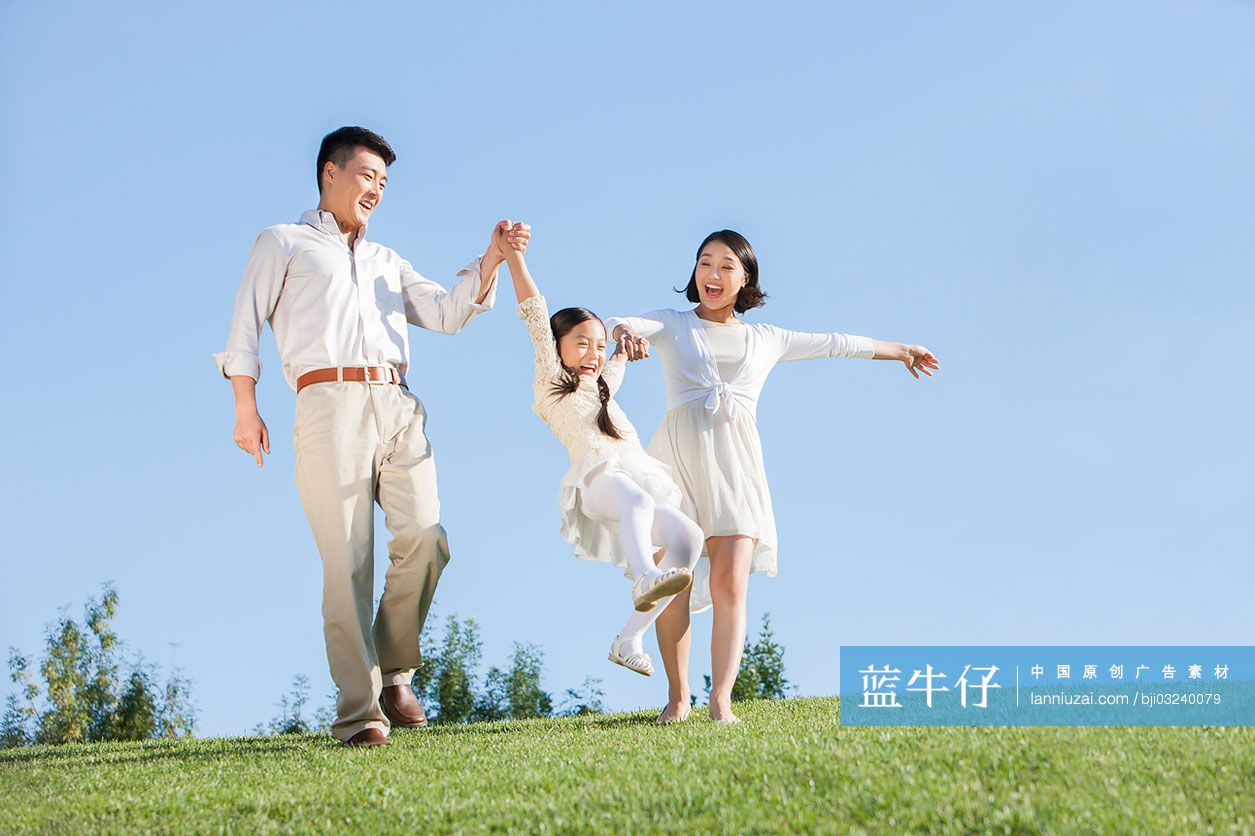 快乐的公园一家三口