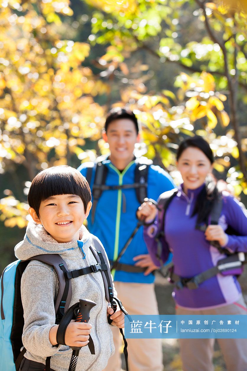 一家三口徒步旅行