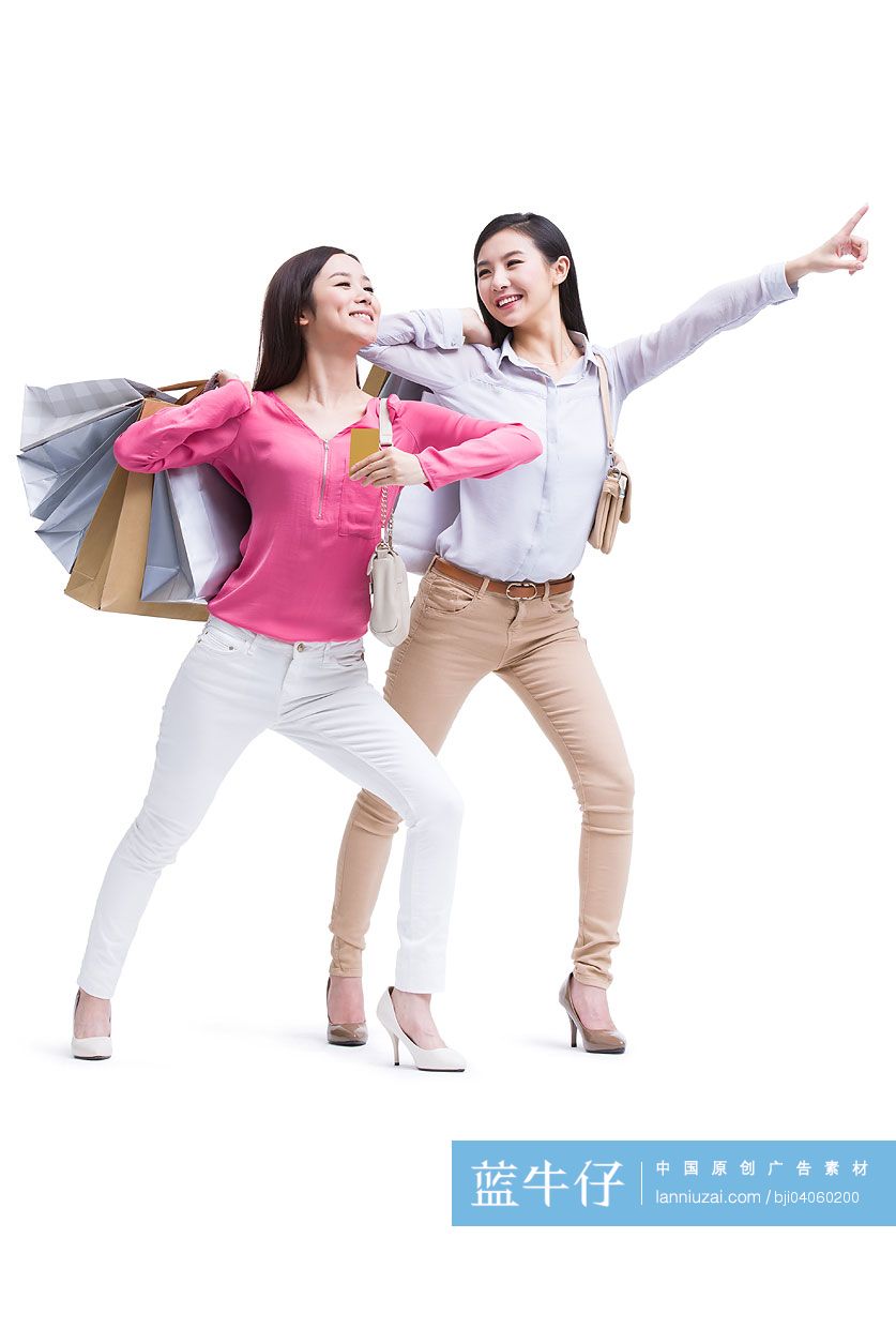 年轻闺蜜一起刷卡购物